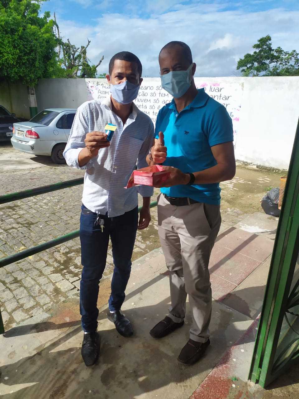 Camacã: Prefeito Paulo do Gás recebe funcionários com bombons
